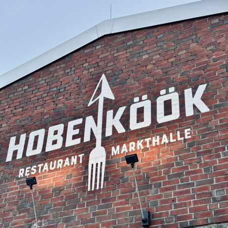 Das Hobenköök-Logo an der Außenwand des Restaurants