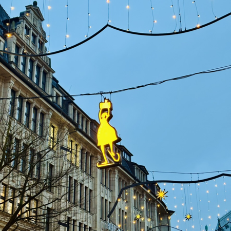 Leuchtdeko über der Mönckebergstraße