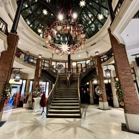 Weihnachtliche Deko im Levantehaus