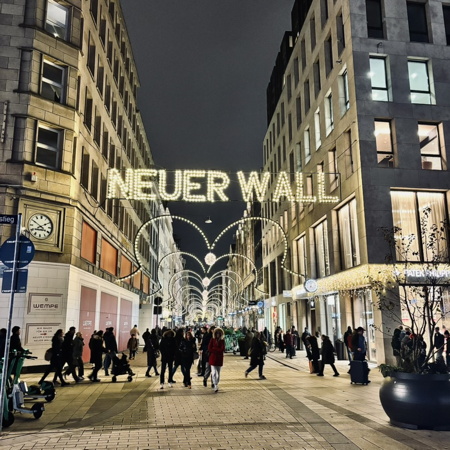 Der Neue Wall mit abendlicher Weihnachtsbeleuchtung