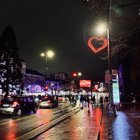 Die nächtliche Beleuchtung an der Reeperbahn im Advent, rote Herzen
