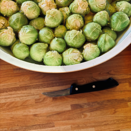 Eine Schüssel mit geputztem Rosenkohl