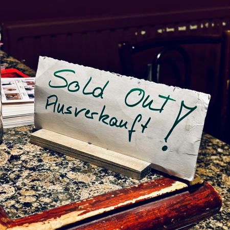 Ein Zettel mit der Aufschrift "Sold out", mit Filzstift beschrieben
