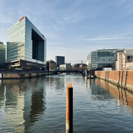 Blick von der Oberhafenbrücke auf das Spiegelgebäude