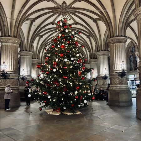 Die geschmückte Tanne im Foyer des Rathauses