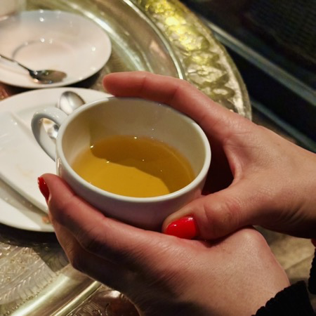 Eine Teetasse in den Händen der Herzdame