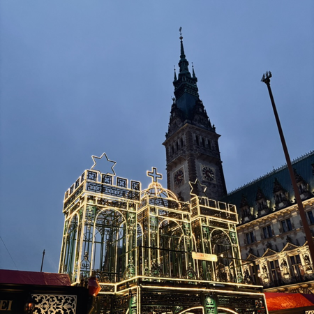 Die leuchtende Tor-Skulptur am Roncalli-Weihnachtsmarkt auf dem Rathausmarkt