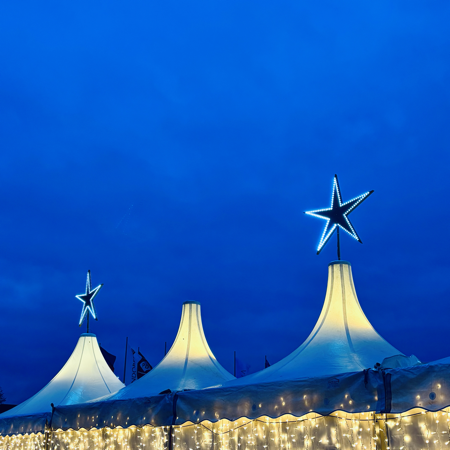 Sterne auf den Pavillons beim "Winterzauber" auf dem Jungfernstieg
