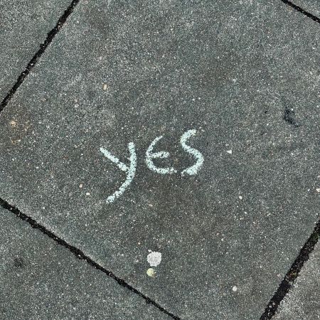 Kreideschrift auf dem Pflaster: Yes
