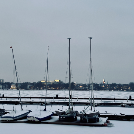 Ein vereister Bootssteg an der Außenalster