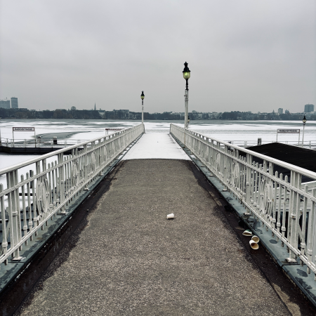 Der Anleger Rabenstraße, dahinter die teils gefrorene Alster