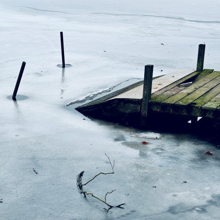 Ein Steg an der Außenalster, ins Eis ragend
