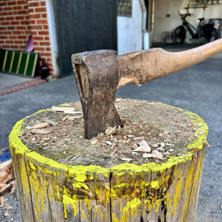 Eine Axt, die in einem Hauklotz steckt