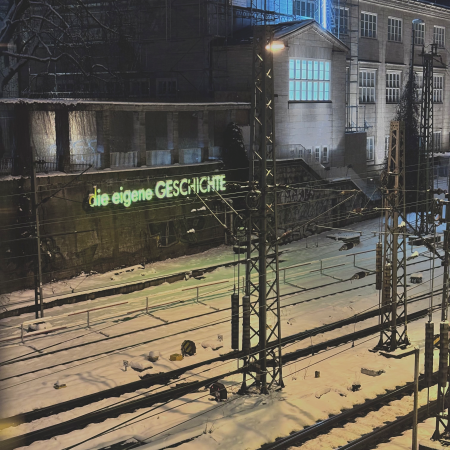 Der Neonschriftzug "Die eigene Geschichte" am Hamburger Hauptbahnhof