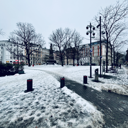 Der Hansaplatz unter Schneeresten