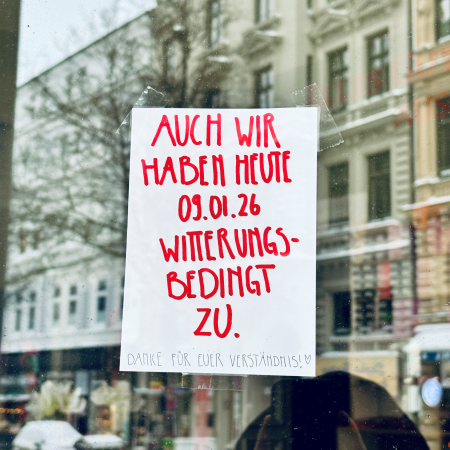 Ein Hinweisschild an einer Ladentür, heute geschlossen