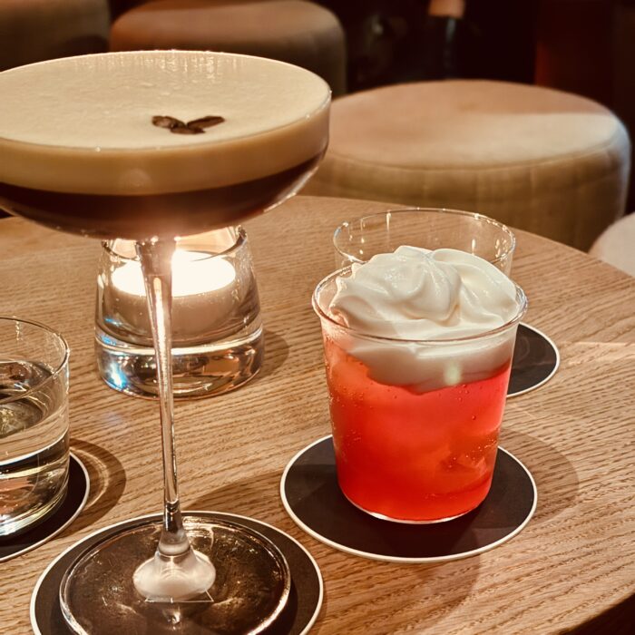 Zwei Cocktails auf einem Tisch in einer Bar