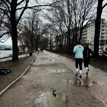 Joggende Menschen im Regen an der Außenalster