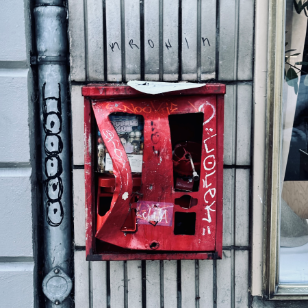 Ein zerstörter Kaugummiautomat