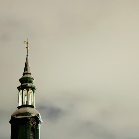 Ein Kirchturm bei Nacht, mit Schneeanflug