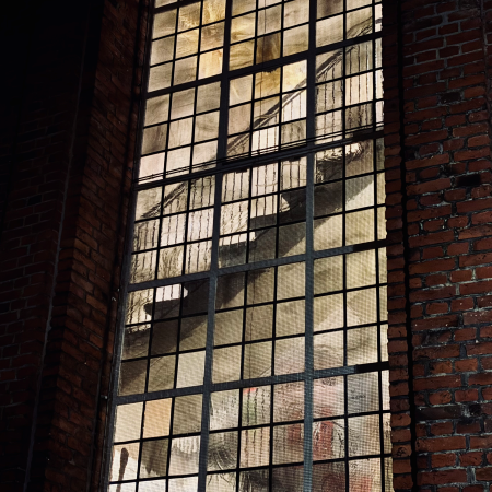 Treppenstufen in einem Kirchturm, durch Buntglasfenster bei Nacht fotografiert