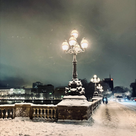 Die Lombardsbrücke bei Nacht im Schnee