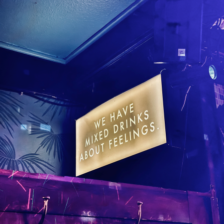 Ein Schild in einer Bar: "We have mixed drinks about feelings"
