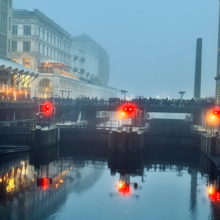 Die Rathausscheuse an einem nebligen Spätnachmittag im Winter