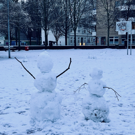 Zwei Schneemänner in einem Park