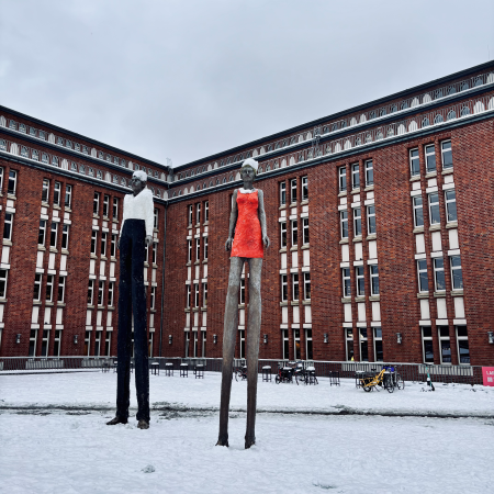 Skulpuren von Balkenhol vor der Zentralbücherei, schneebedeckt
