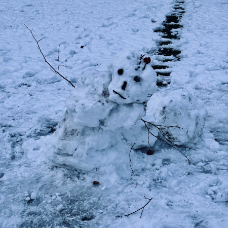 Ein etwas dytopisch aussehender, halb in sich zusammengesunkener Schneemann