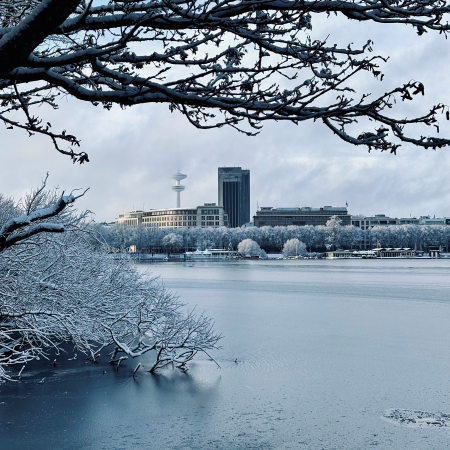 Blick von St. Georg aus über diue Außenalster, verschneite Landschaft