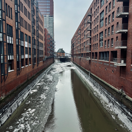 Speicherstadtfleet mit Eisresten