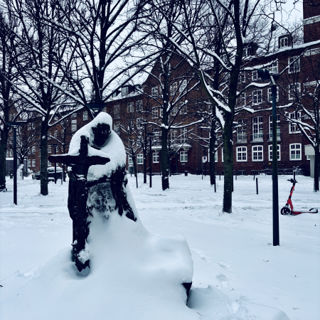 Ein eingeschneites Denkmal für Sankt Ansgar