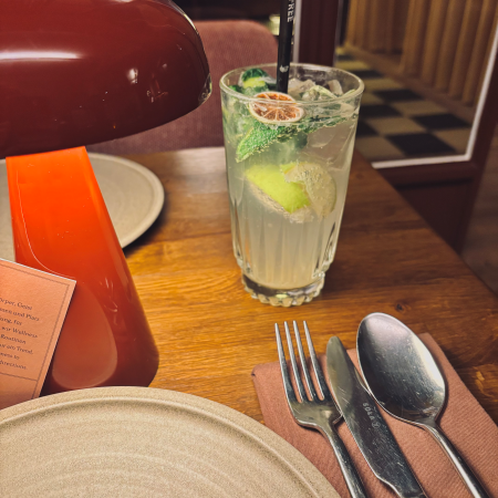 Tisch im Restaurant Authentikka, ein Drink darauf