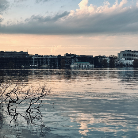 Blick auf Bodos Bootssteg an der Außenalster, vom gegenüberliegenden Ufer aus