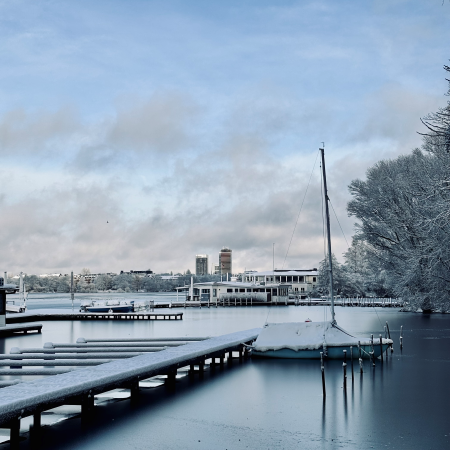 Blick über Stege an der gefrorenen Außenalster