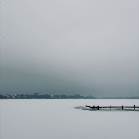 Ein Bootssteg an der zugefrorenen Außenalster
