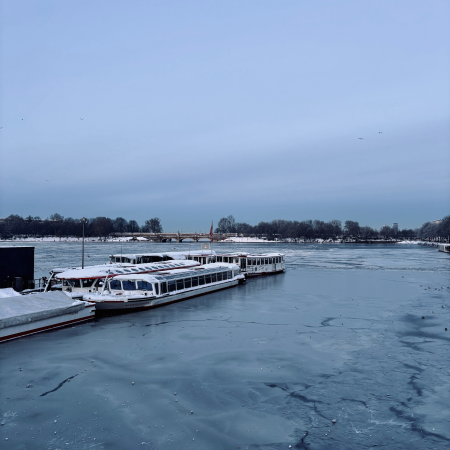 Binnenalster mit weißer Flotte und Eisdecke