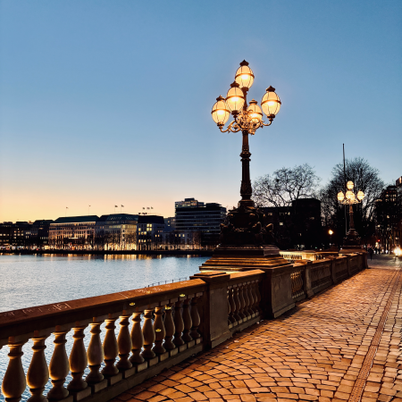 Eine alte Laterne am Ufer auf der Lombardsbrücke an der Binnenalster