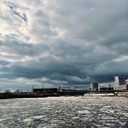 Elbe an der Hafencity mit Treibeis