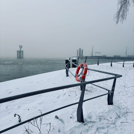 Hafencity, Geländer am Elbufer mit Schnee
