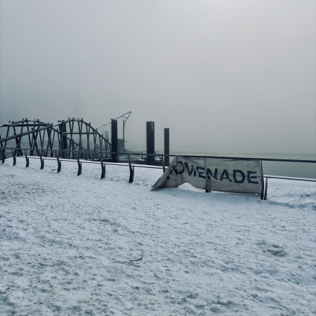 Eine Promenade in der Hafencity unter Schnee und Eis