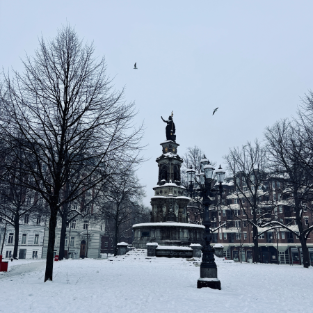 Hansaplatz mit Hansastatue unter Schnee