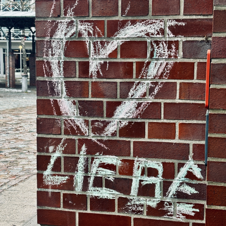 Ein Herz und das Wort Liebe, mit Kreide an eine Mauer gemalt