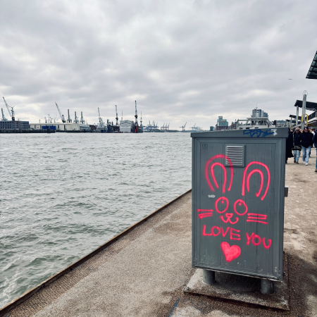 Schrift auf einem Stromkasten an den Landungsbrücken: Love you