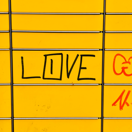 Das Wort Love, mit Edding auf eine Packstation gerschrieben