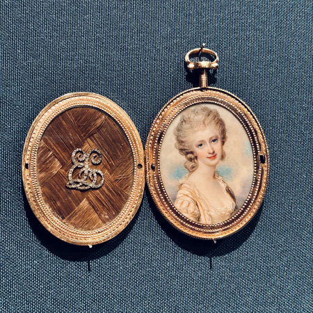 Eine Miniatur der Romantik, ein Frauenporträt in einem Medaillon