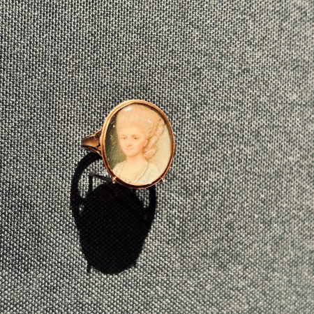 Eine Miniatur der Romantik, ein Frauenporträt in einem Ring