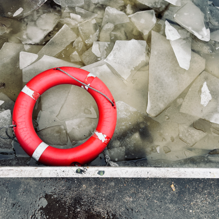 Ein Rettungsring auf dem Eis der Binnenalster